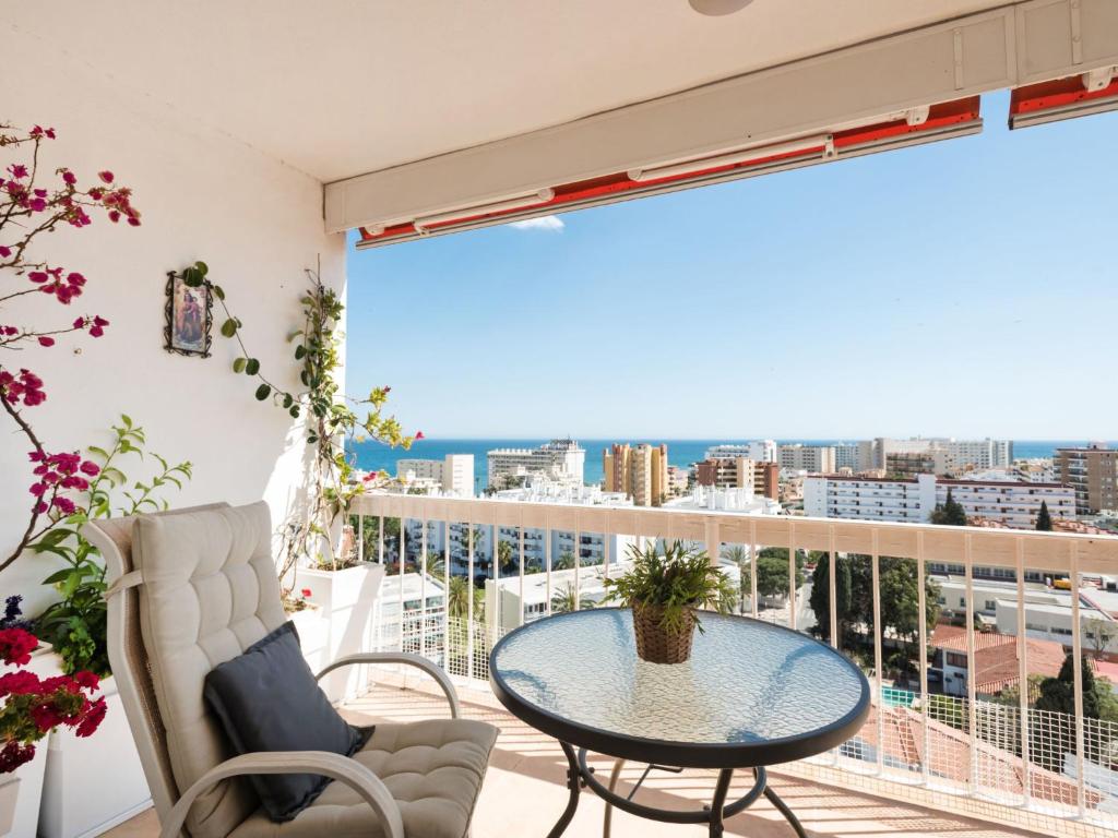 einen Balkon mit einem Tisch und Stühlen sowie einem großen Fenster in der Unterkunft Apartment Eurosol-2 by Interhome in Torremolinos