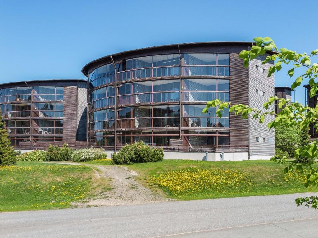 ein großes Glasgebäude mit einer Straße davor in der Unterkunft Holiday Home Tahko spa junior suite orange b2 by Interhome in Tahkovuori