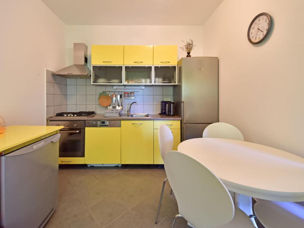 Kuchyňa alebo kuchynka v ubytovaní Apartment Adriana-1 by Interhome