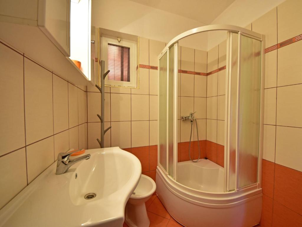 Kúpeľňa v ubytovaní Apartment Adriana-1 by Interhome