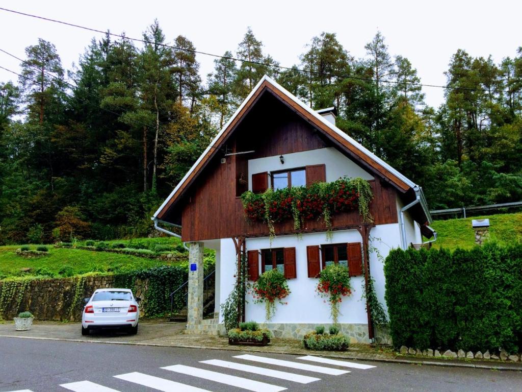 ein kleines Haus mit einem davor geparkt in der Unterkunft Holiday House Kod Ajke in Slunj