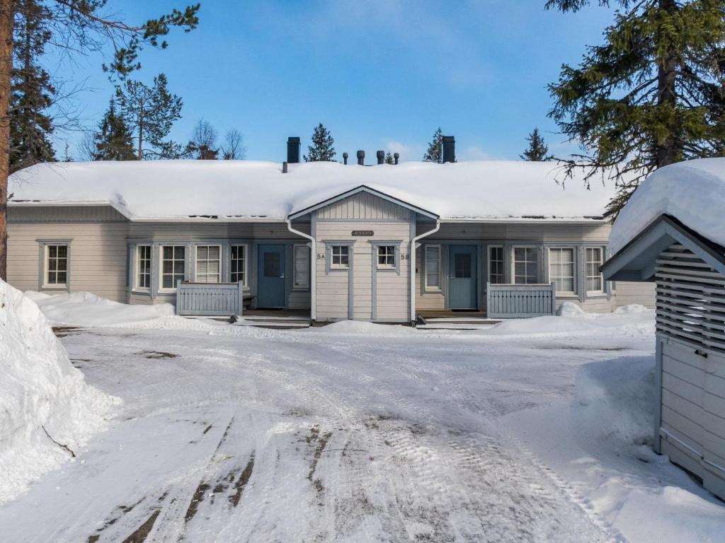 una casa con techo cubierto de nieve en Holiday Home Nelikko a by Interhome en Ruka