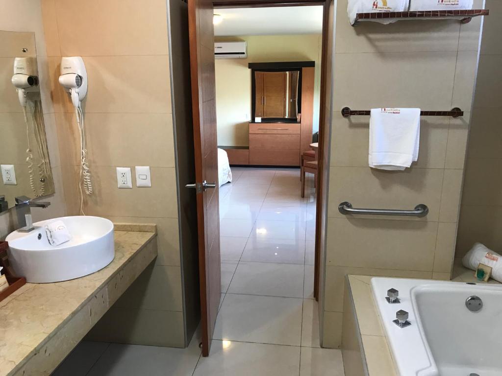Koupelna v ubytování Hostalia Hotel Expo & Business Class