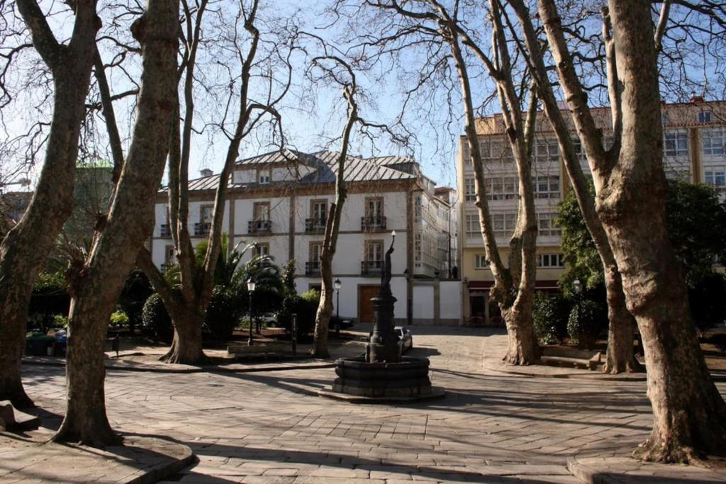 un parque con árboles frente a un edificio en Enjoy the Old Town in a full renovated Duplex en A Coruña