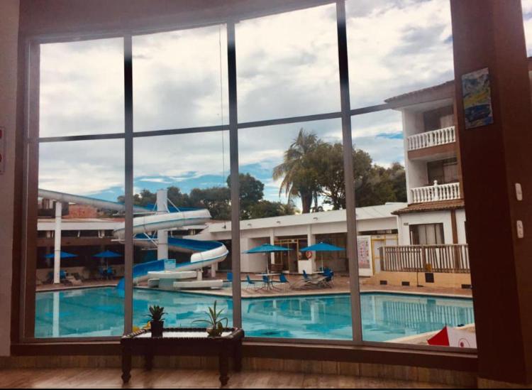 Bazén v ubytování HOTEL MELGAR PLAZA nebo v jeho okolí