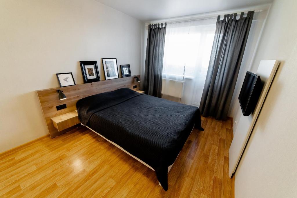 イジェフスクにあるOpenApart - Скандинавия #2のベッドルーム(黒いベッド1台、窓付)