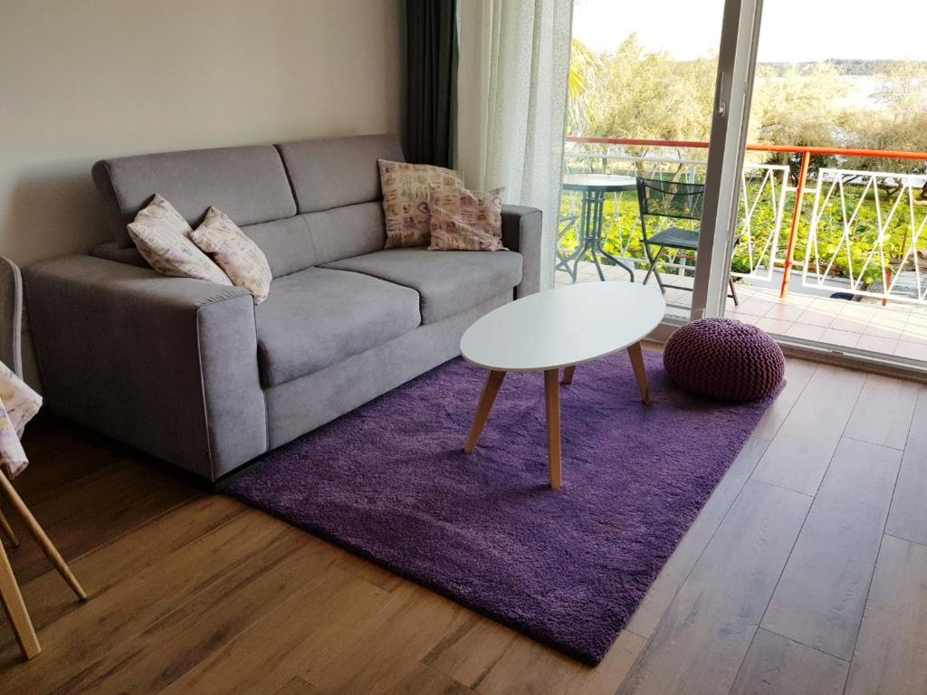 sala de estar con sofá y mesa en Apartman Luka, en Novigrad Istria