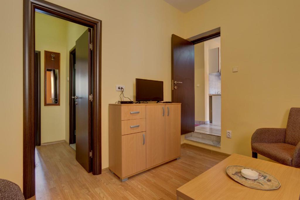 TV a/nebo společenská místnost v ubytování Mali Miločer Bay Accommodation