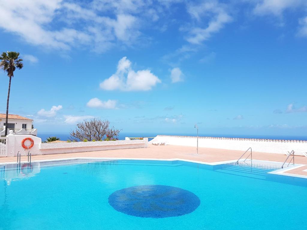 einen großen Pool mit Meerblick in der Unterkunft Cosy Well Located Apartment with swimming pool Tenerife in Tacoronte