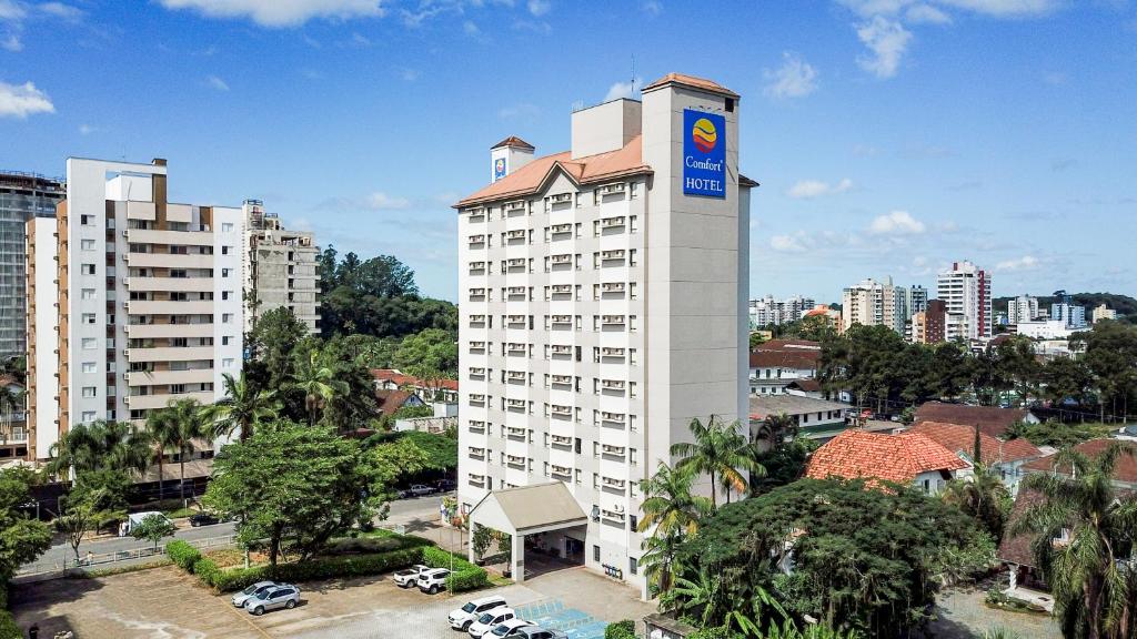 wysoki biały budynek z napisem na górze w obiekcie Comfort Hotel Joinville w mieście Joinville