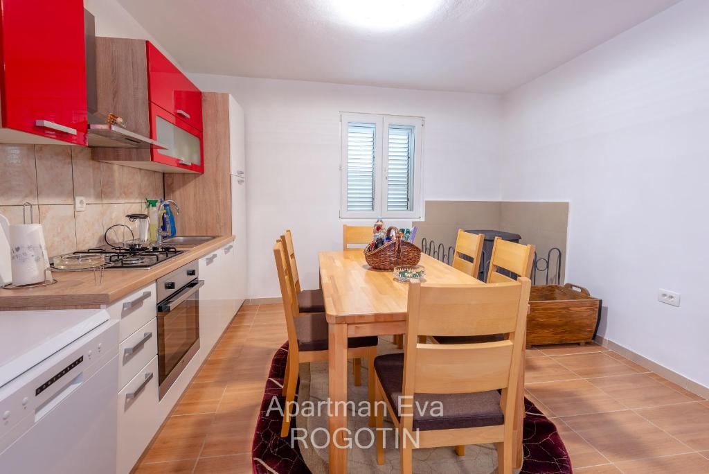 Kuchyňa alebo kuchynka v ubytovaní Apartman Eva Rogotin