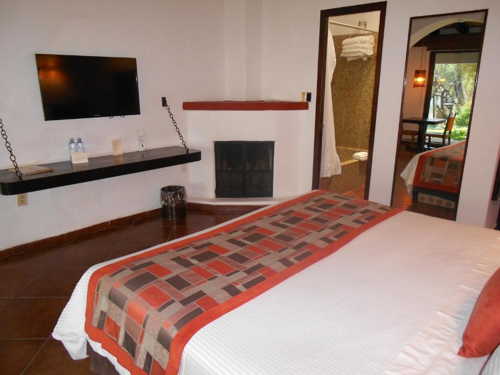 Postel nebo postele na pokoji v ubytování Hotel Hacienda Taboada (Aguas Termales)