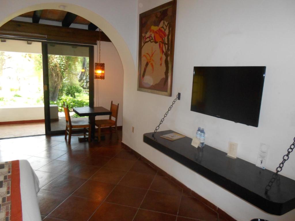 TV a/nebo společenská místnost v ubytování Hotel Hacienda Taboada (Aguas Termales)