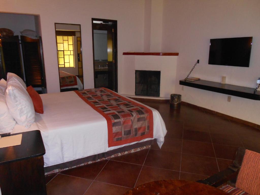 TV a/nebo společenská místnost v ubytování Hotel Hacienda Taboada (Aguas Termales)