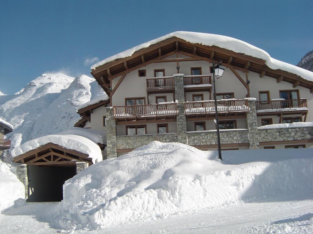 ベッサンにあるRésidence le Clos Vanoiseの雪山の建物