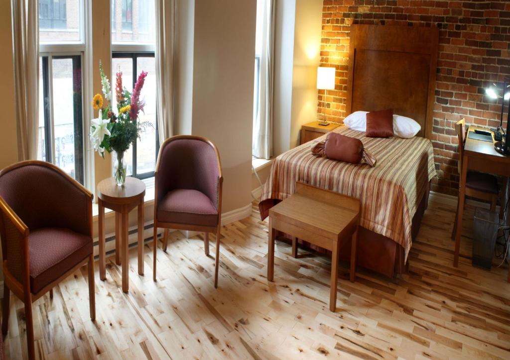 Postel nebo postele na pokoji v ubytování Hotel Quartier des Spectacles