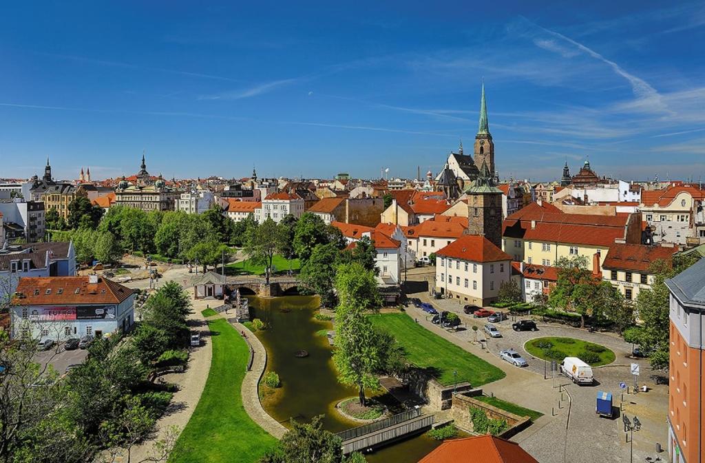 Nespecifikovaný výhled na destinaci Plzeň nebo výhled na město při pohledu z apartmánu