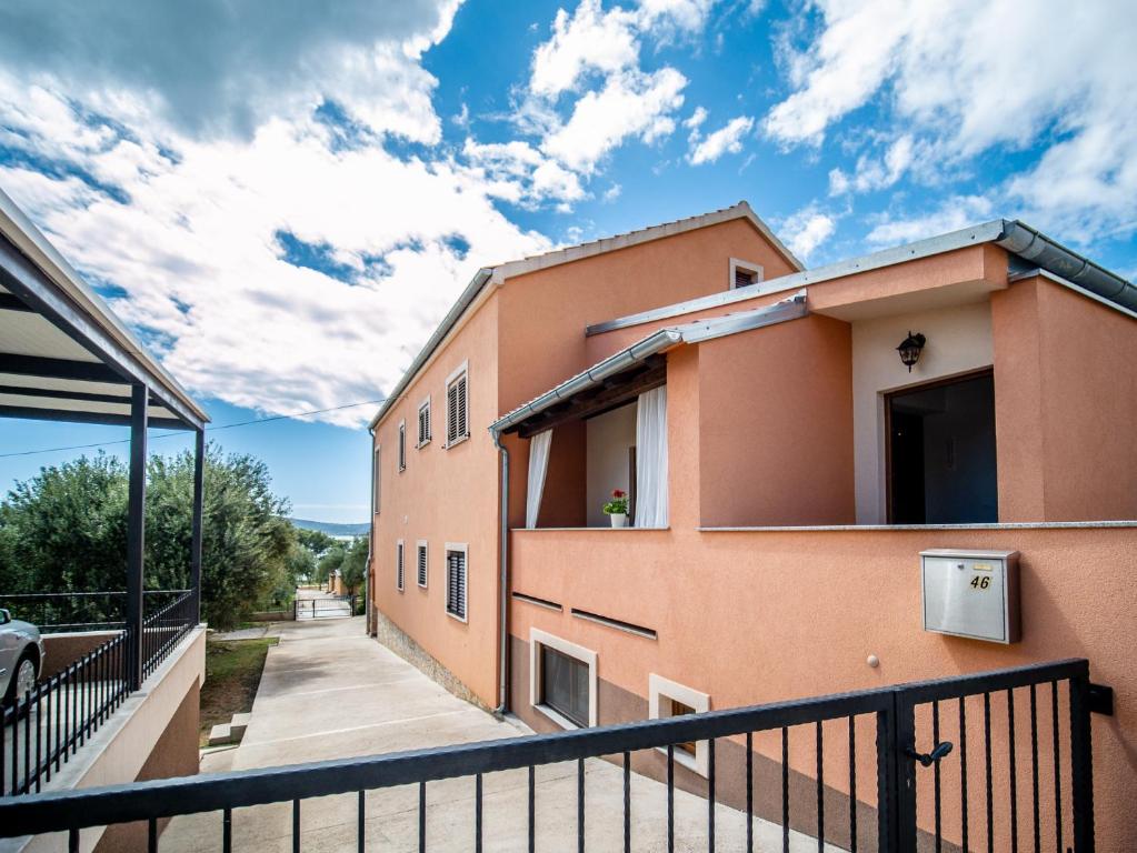 ein Blick auf ein Gebäude von einem Balkon in der Unterkunft Apartment Renata in Sveti Filip i Jakov