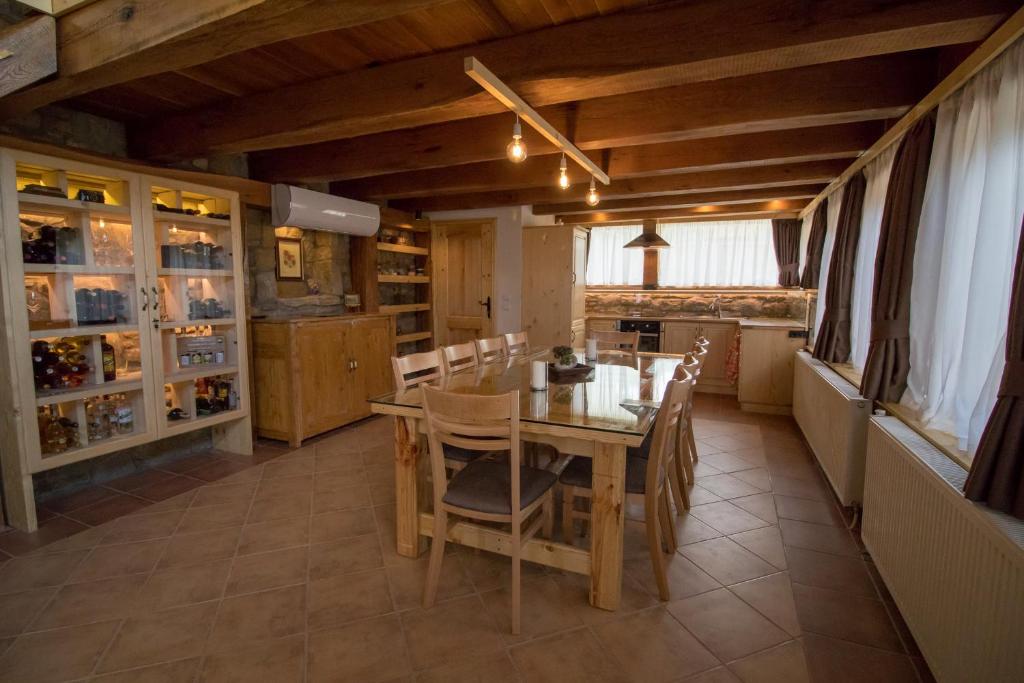 Kuchyň nebo kuchyňský kout v ubytování Guest House Epochs since 1871