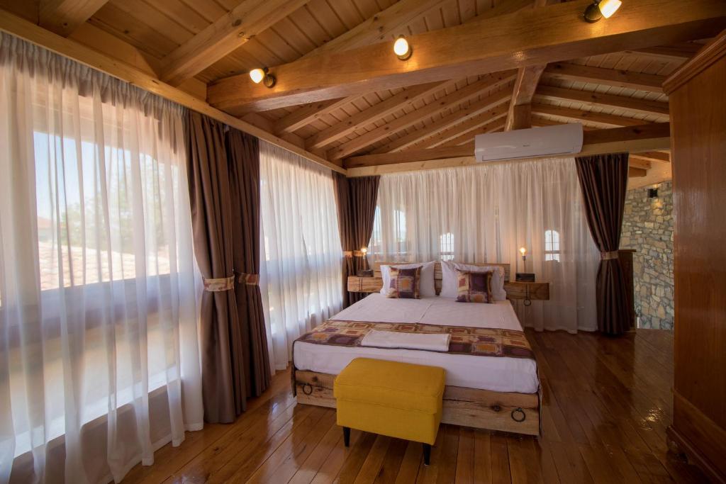Postel nebo postele na pokoji v ubytování Guest House Epochs since 1871