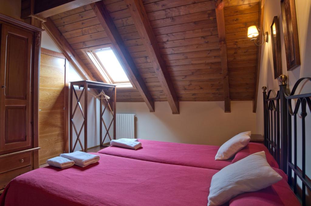 A bed or beds in a room at Apartamentos Casa Lavedan