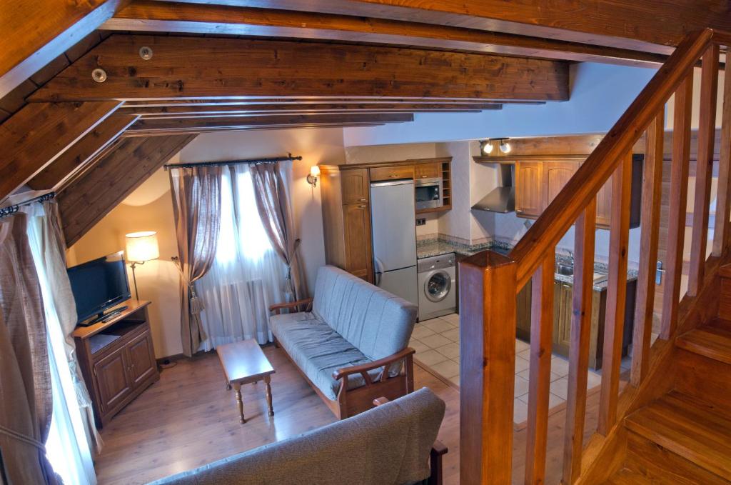 A seating area at Apartamentos Casa Lavedan