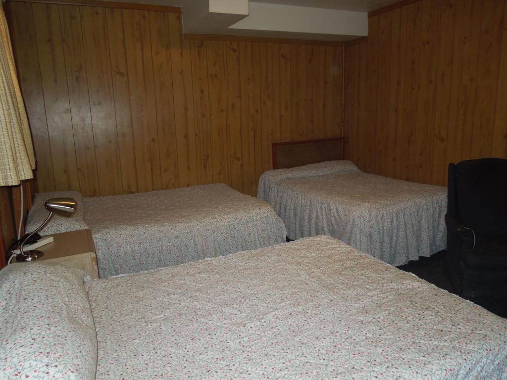 Davis Motel - Family Room
