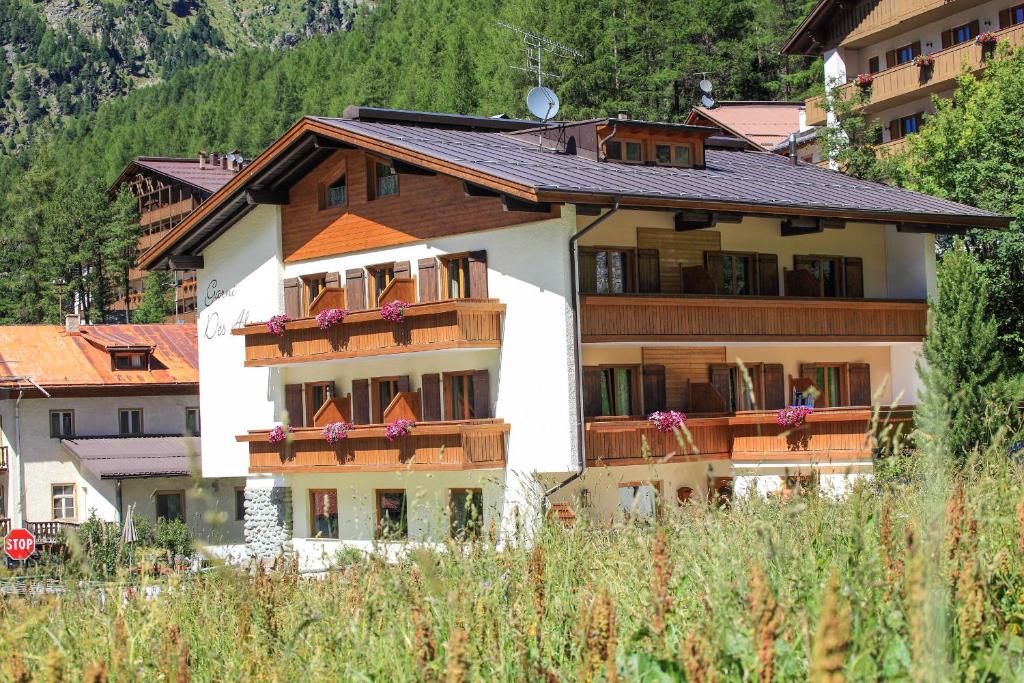 ein Gebäude mit Holzbalkonen auf der Seite in der Unterkunft Garni des Alpes in Sulden