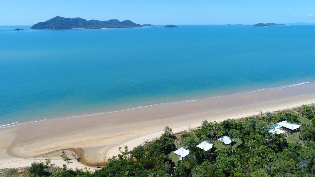 uma vista aérea de uma praia com casas e o oceano em The Bungalows em Mission Beach