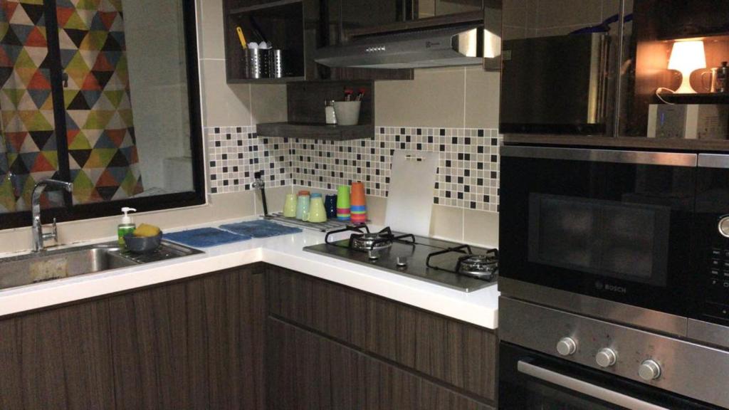 Kuchyň nebo kuchyňský kout v ubytování Bayu TAMARA RESIDENCE PUTRAJAYA