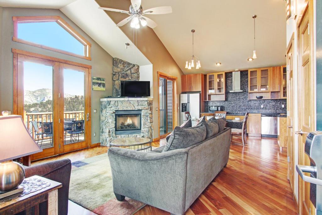 Posezení v ubytování Mount Cairns 16A Condo