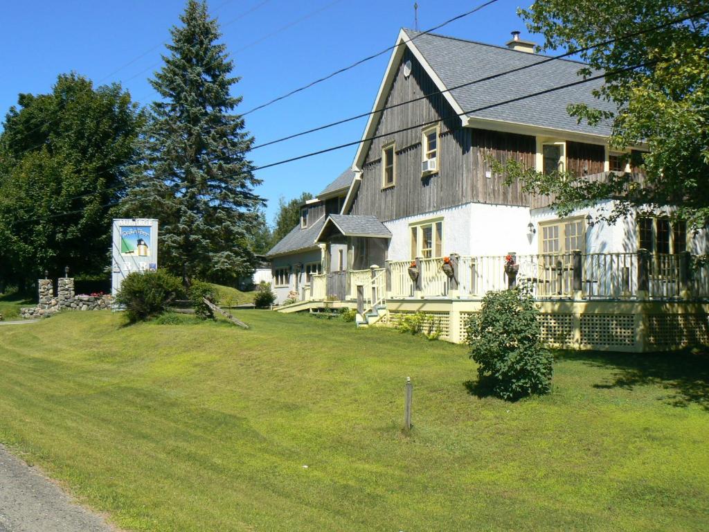 a large house on the side of the road at Auberge de la Tour et Spa in Magog-Orford