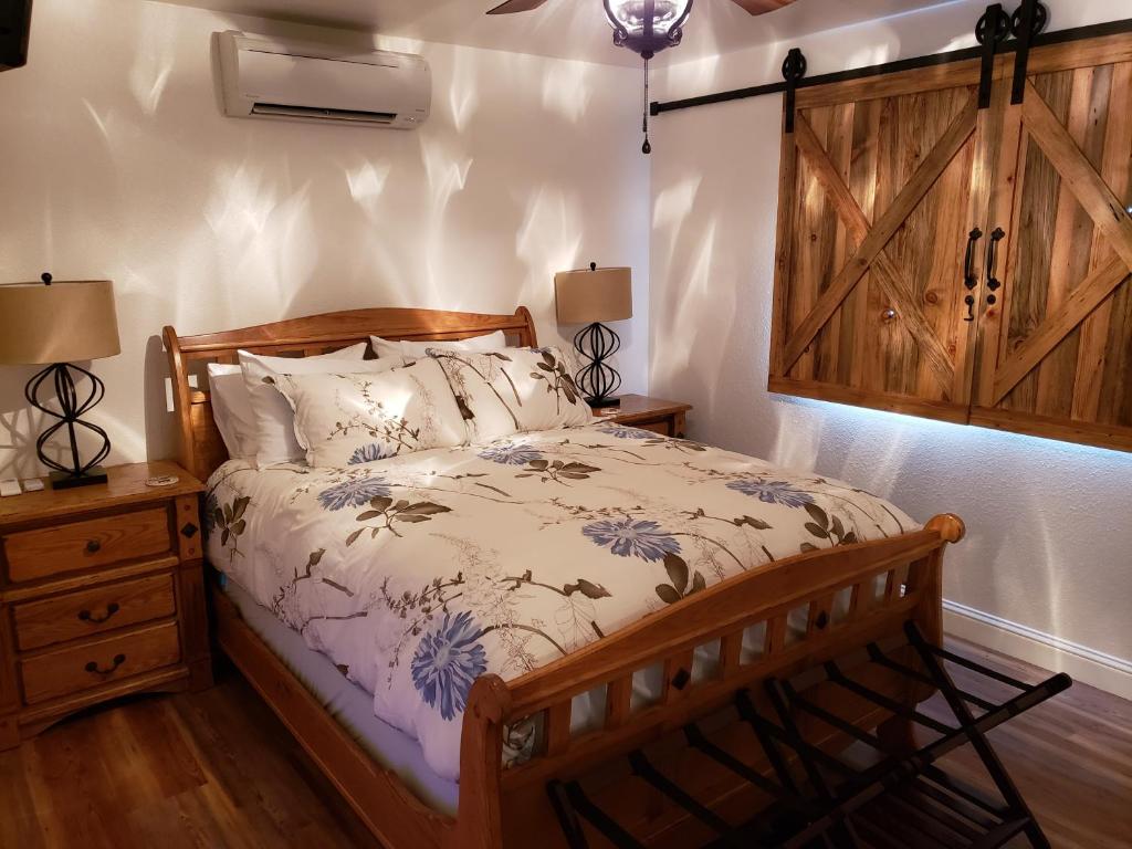 um quarto com uma cama e uma cabeceira em madeira em Yosemite Foothill Retreat - Private Guest Suite #3 em Coarsegold