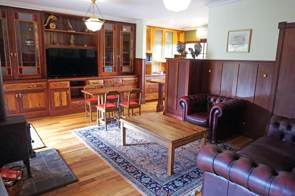 TV a/nebo společenská místnost v ubytování Bridgefield Guest House