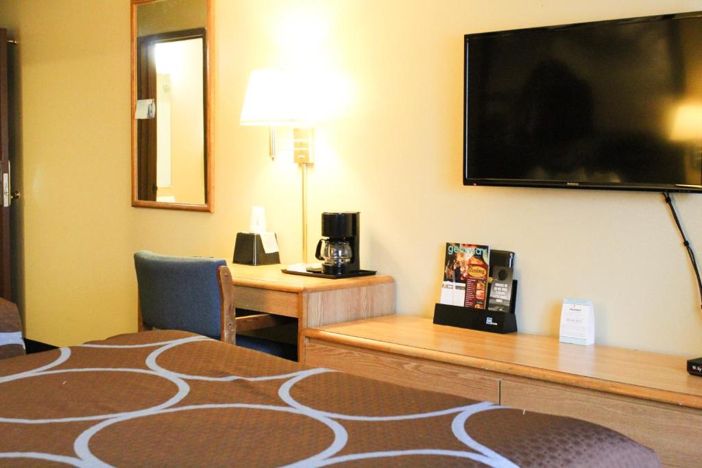TV a/nebo společenská místnost v ubytování Super 8 by Wyndham Carson City Lake Tahoe