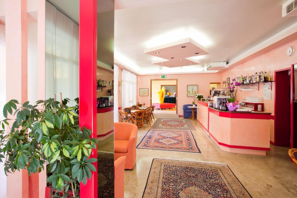 TV a/nebo společenská místnost v ubytování Hotel Catto Suisse