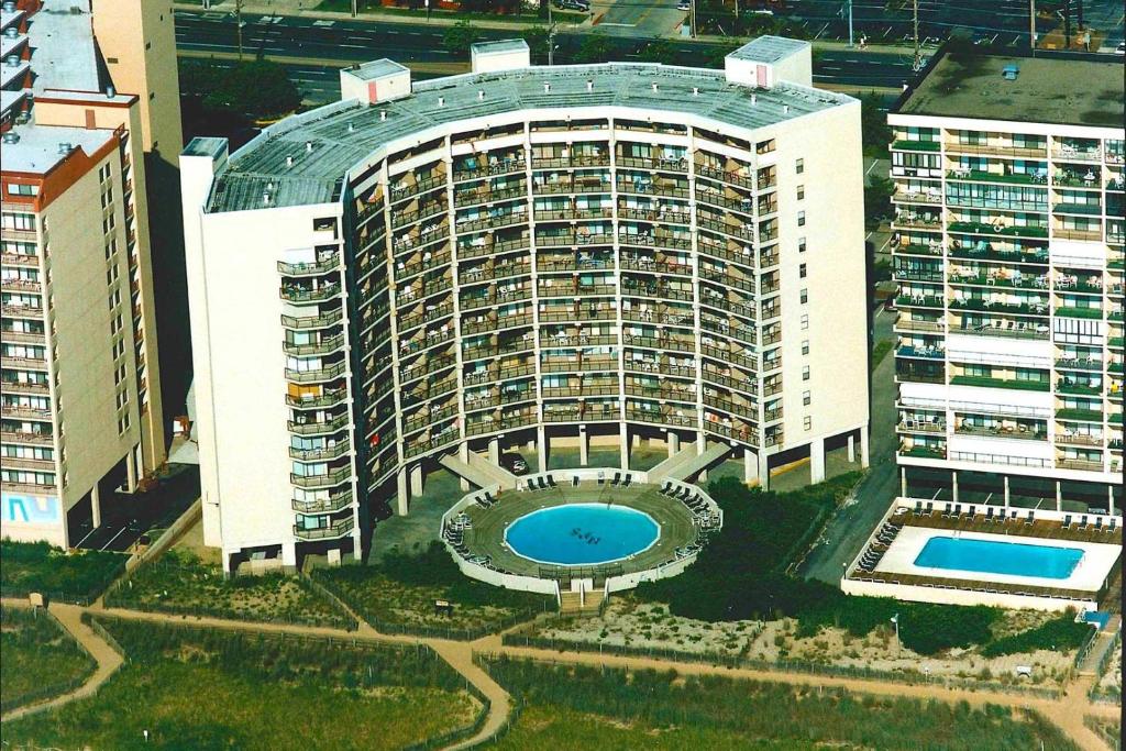 una vista aérea de un gran edificio con piscina en High Point South 1G en Ocean City