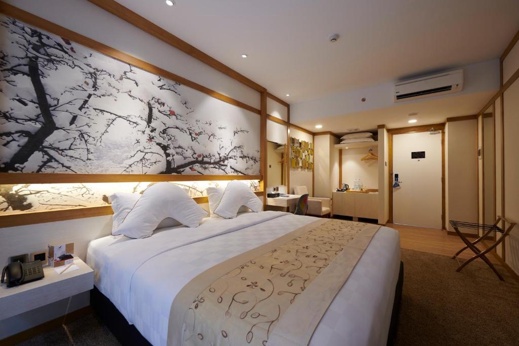 Tempat tidur dalam kamar di Verse Luxe Hotel Wahid Hasyim