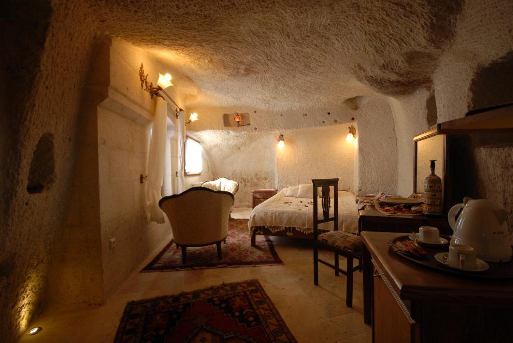 En sittgrupp på Arif Cave Hotel