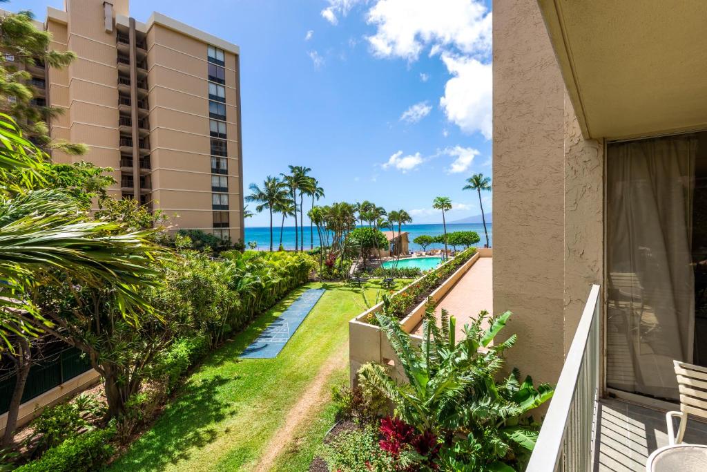 ラハイナにあるRoyal Kahana 220の建物のバルコニーから海の景色を望めます。