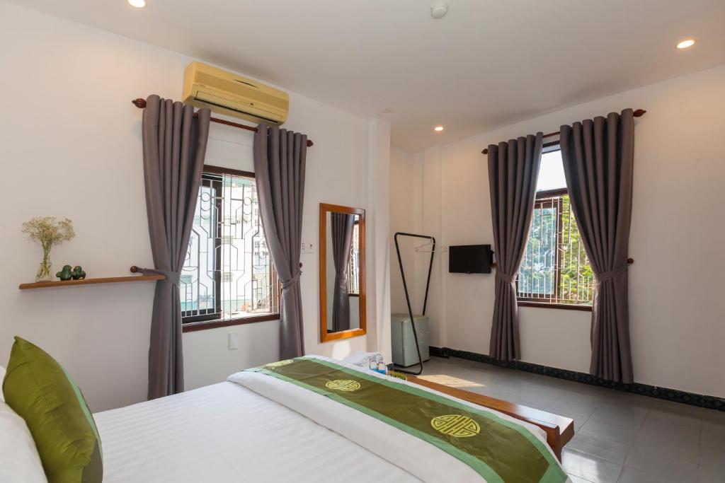 Purple Hue Central Hub - 8