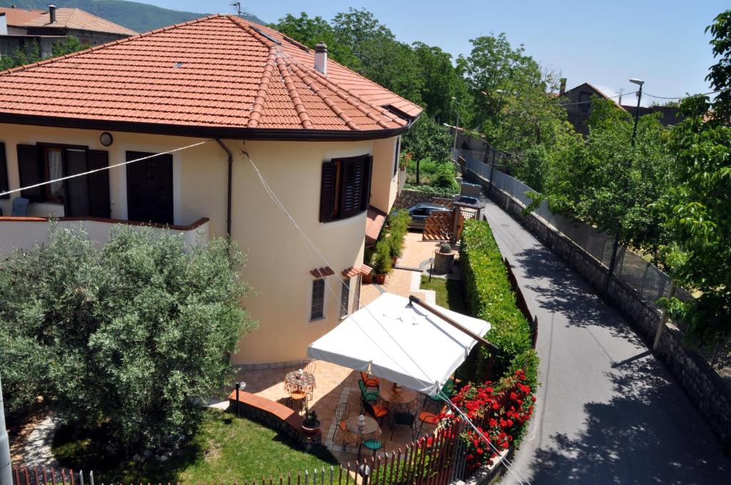 una vista aérea de una casa con jardín en A 2 Passi Dagli Dei, en Agerola