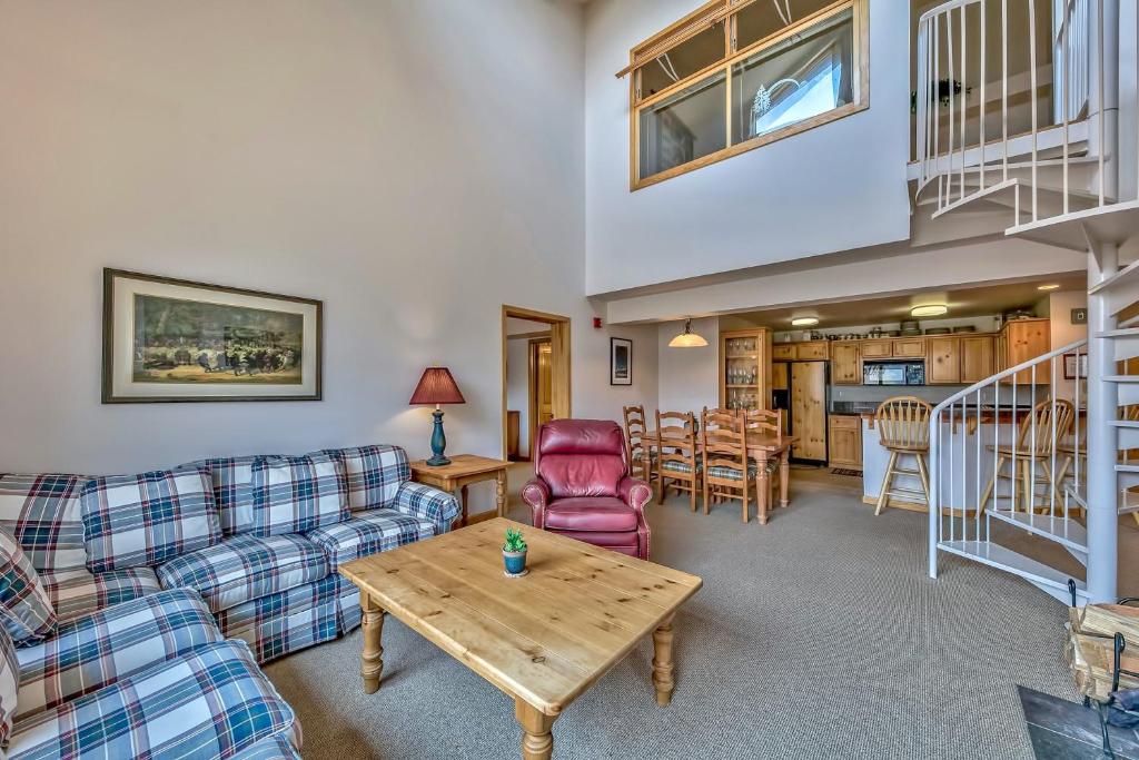 een woonkamer met een bank en een tafel bij L306 Kirkwood Lodge in Kirkwood