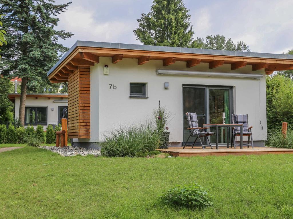 a small house with a patio and a table at Ferienhaus Kleine Sommerliebe in Warenshof