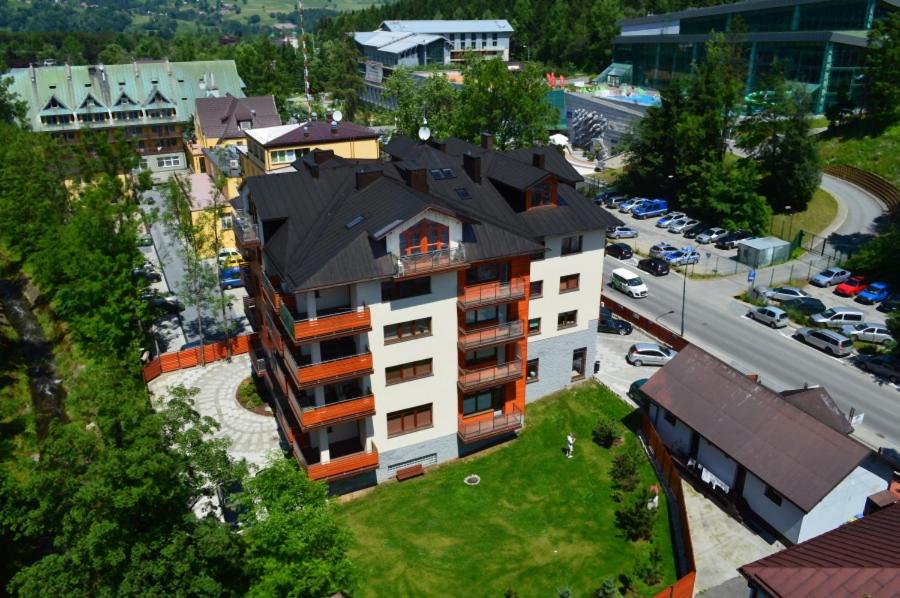 una vista aérea de un edificio en una ciudad en Jagiellońska en Zakopane