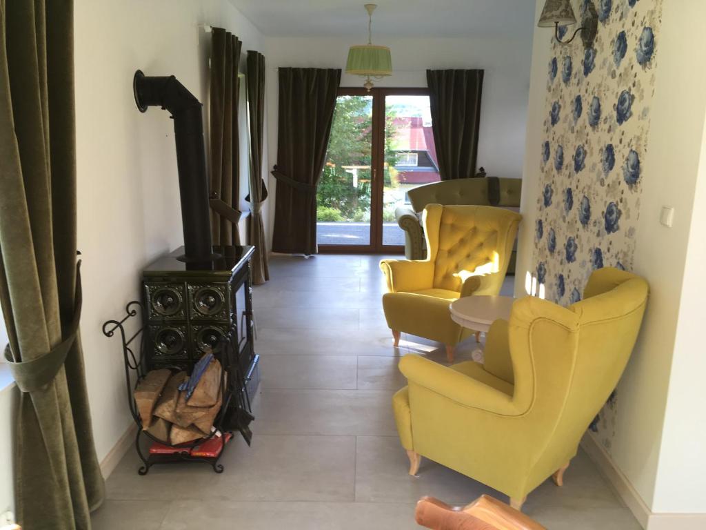 Posezení v ubytování Malinowe Wzgórze domki 90 m2 z sauną i balią