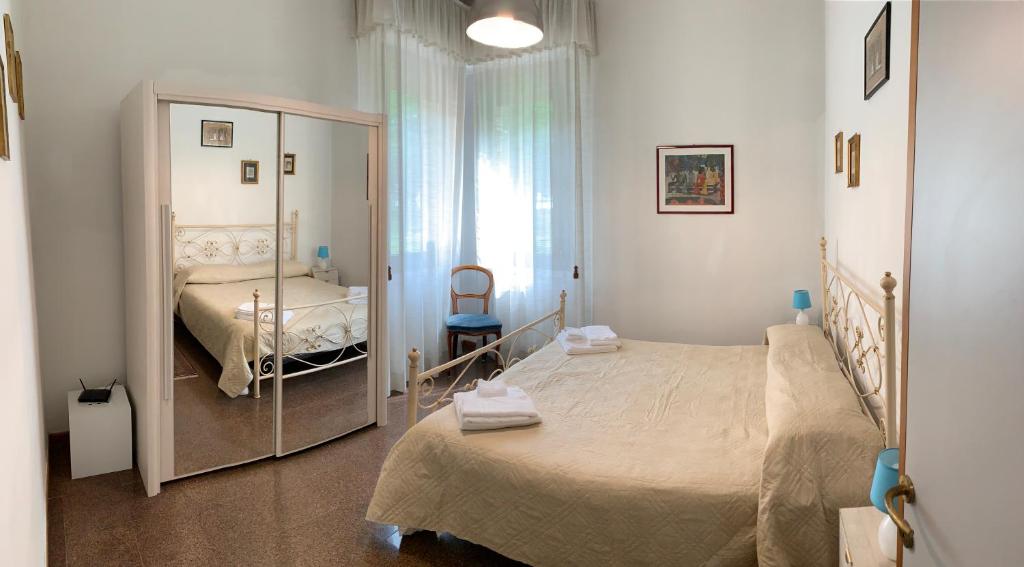 Dormitorio pequeño con cama y espejo en Venice Laguna Blu & Garden, en Venecia