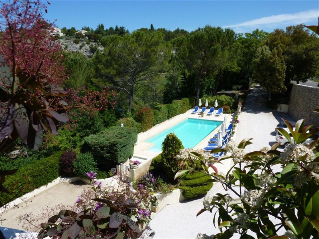 uma vista superior de uma piscina num jardim em Résidence Les Écureuils em Gréoux-les-Bains
