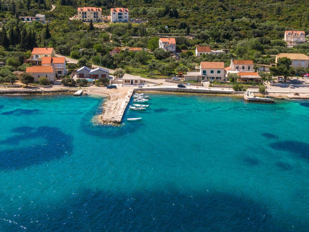 uma vista aérea de uma praia com barcos na água em Apartment Kneže em Račišće