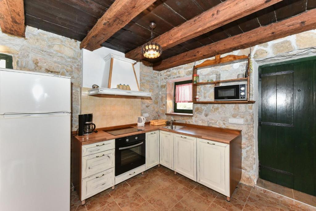 Kuchy&#x148;a alebo kuchynka v ubytovan&iacute; Romantic pet friendly house Orhideja